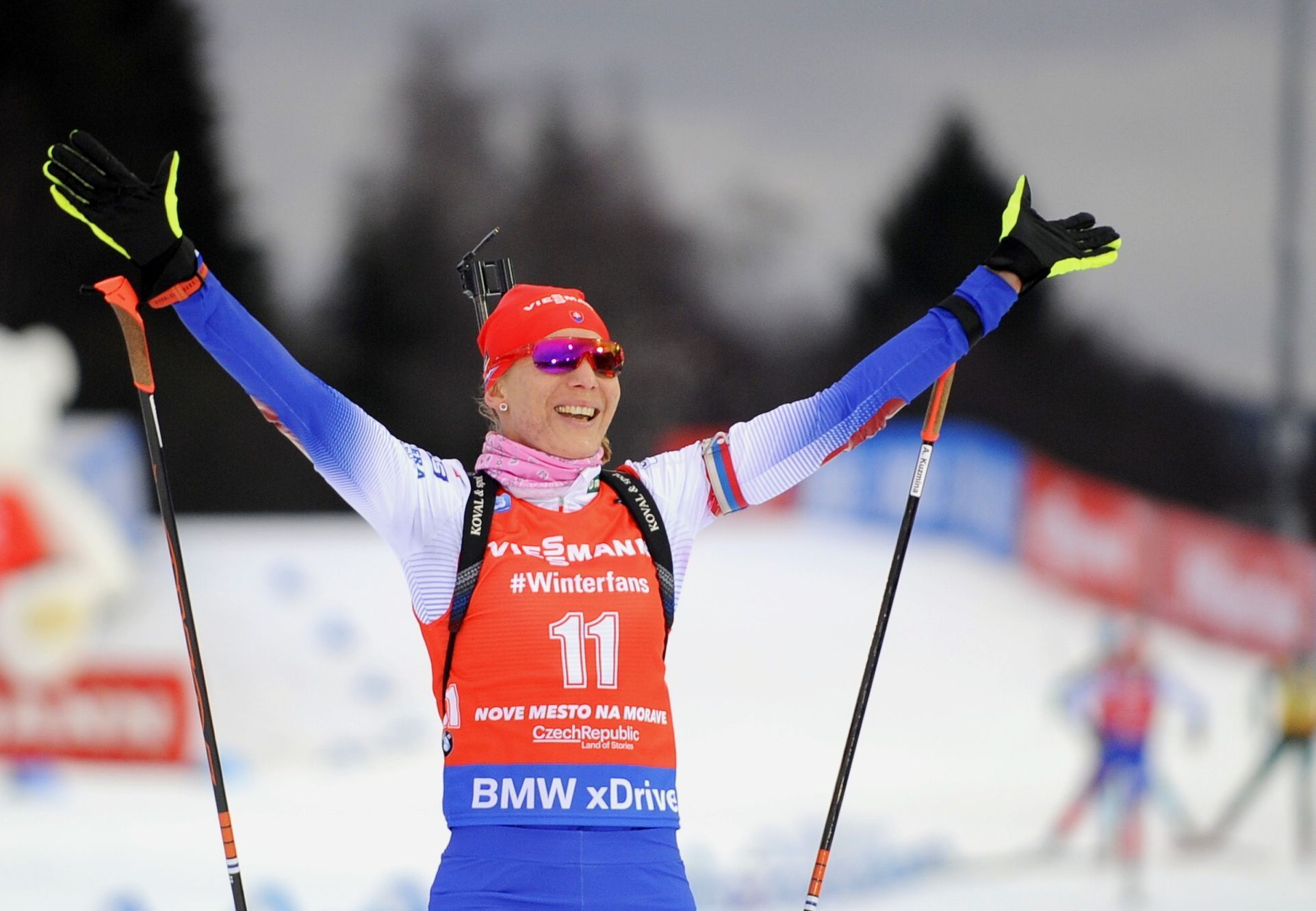 Anastasia Kuzminová vítězí v závodě s hromadným startem na SP v Novém Městě na Moravě 2018.