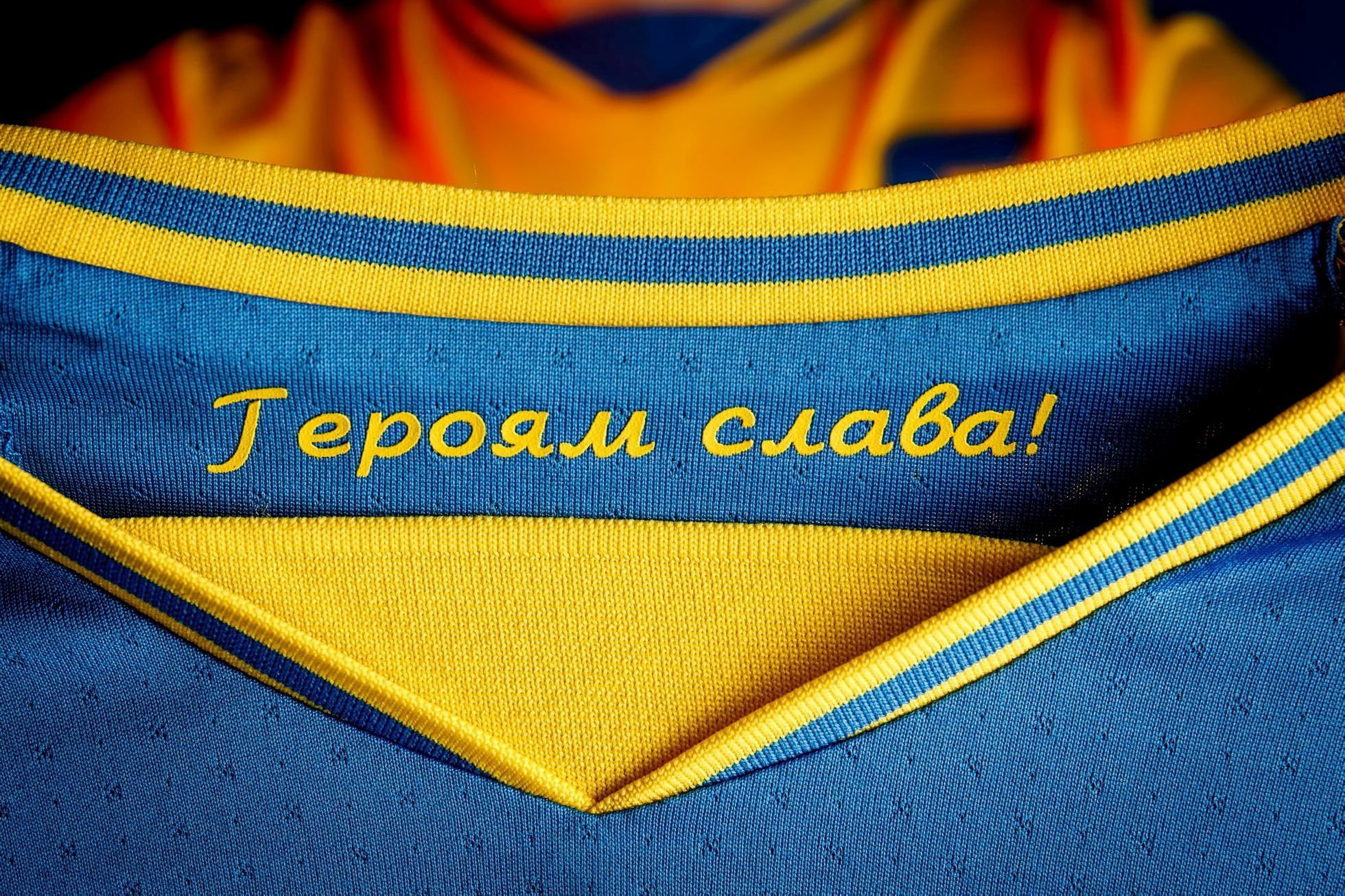 Nápis Sláva hrdinům, který UEFA žádala po Ukrajincích odstranit.