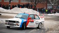 Klouzala i trať, což vedlo k mnoha smykům. Rakouská posádka v BMW M3 si je evidentně užívala.