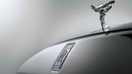 Pompézní masce vévodí tradiční, avšak aerodynamicky umravněná soška Spirit of ecstasy.