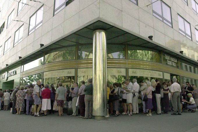 Před 20 lety otřásla bankovním sektorem v Česku nucená správa Investiční a Poštovní banka (IPB). 12. června 2000 proběhl první "run na banku", tedy masivní výběr vkladů.