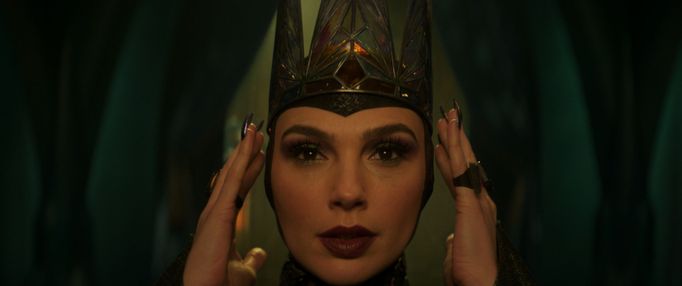 Gal Gadot v roli zlé královny.