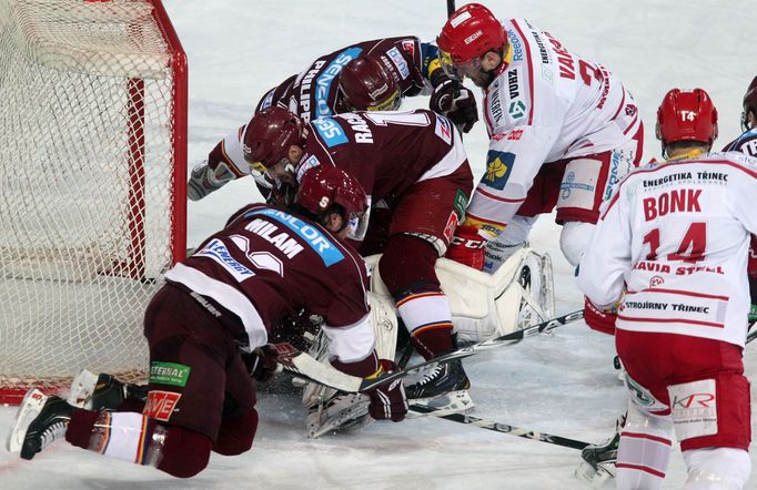 Hokej, extraliga, Sparta - Třinec: Marcel Melicherčík v obležení