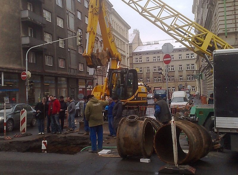 Oprava vodovodního potrubí u pražské magistrály