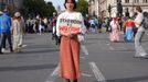 Žena drží transparent s nápisem "Hladomor je zločin". OSN v Pásmu Gazy vyhlásila hladomor koncem srpna.