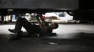 Palestinian Shadi Yassin, 17, works in a car repair garage in Gaza City May 30, 2013. Yassin left school to work as an apprentice in the garage so that he could support his family's income. Apprentice mechanics earn around $100 per month, garage owners said. REUTERS/Mohammed Salem (GAZA - Tags: TRANSPORT SOCIETY EMPLOYMENT) Published: Kvě. 30, 2013, 12:54 odp.