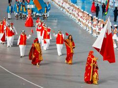 Ženská vlajkonoška arabské země. Sprinterka Al-Gassrová nesla na slavnostním zahájení pekingských her vlajku rodného Bahrajnu