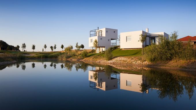 Slovenští architekti spojili tři bílé kostky a vytvořili dům. Projekt zaujal i v zahraničí