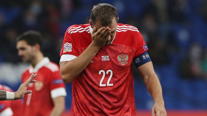 Arťom Dzjuba, kapitán ruské fotbalové reprezentace, má problém.