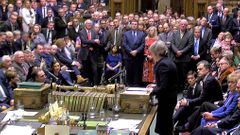 Britská premiérka Theresa Mayová mluví k poslancům po prohraném hlasování o dohodě o brexitu