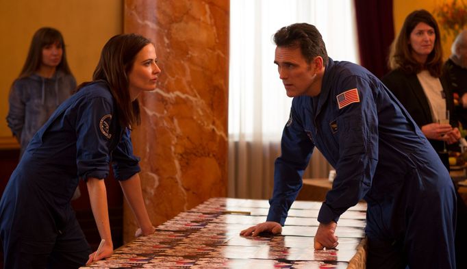 Eva Greenová jako astronautka Sarah a Matt Dillon v roli Mikea Shannona.