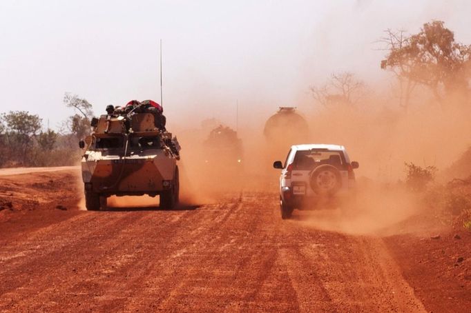 French troops drive to Segou January 16, 2013. French troops launched their first ground assault against Islamist rebels in Mali on Wednesday in a broadening of their operation against battle-hardened al Qaeda-linked fighters who have resisted six days of air strikes. REUTERS/Francois Rihouay (MALI - Tags: POLITICS CIVIL UNREST MILITARY CONFLICT) Published: Led. 16, 2013, 8:15 odp.