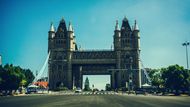 Město Su-čou je známé pro své krásné kamenné mosty, přesto k nim přidali i jeden "evropský" imitující londýnský Tower Bridge. Stejně jako červené telefonní budky ve městě slouží hlavně coby kulisa pro svatební fotografie.

Před pár lety utratila čínská vláda přes dva miliony dolarů za rekonstrukci, která měla most učinit "více čínským". Nová verze však sklidila snad ještě více posměchu než ta na fotografii.