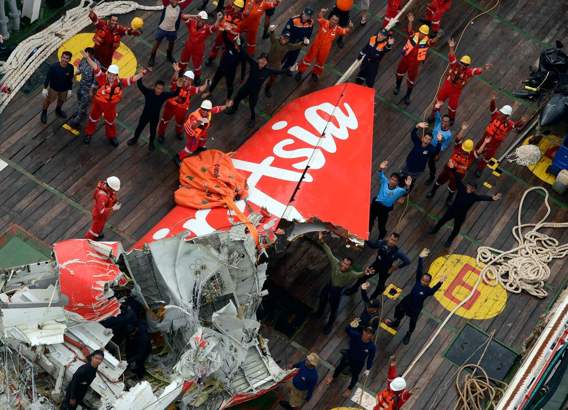 Vytahování trosek letounu Air Asia