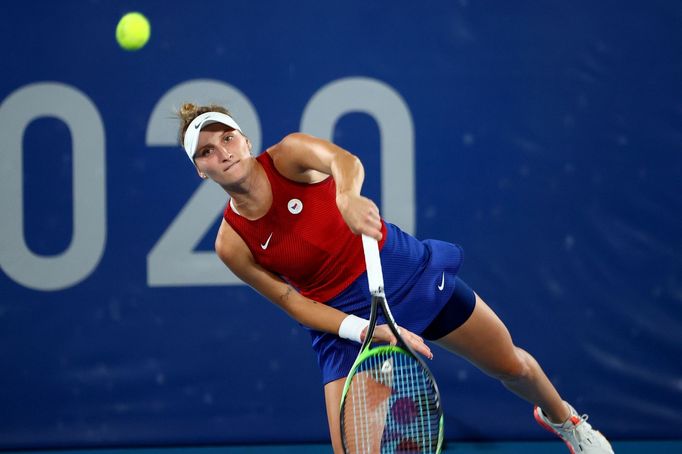 Markéta Vondroušová ve finále OH 2020 proti Belindě Bencicové