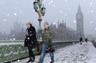 Evropa bojuje se sněhem a mrazy. Británii téměř odřízly
