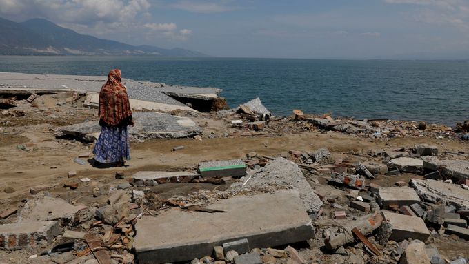 Následky ničivého tsunami v Indonésii