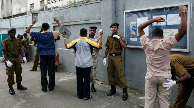 Srílanská policie kontroluje příslušníky tamilské menšiny v hlavním městě Kolombo, kde po celou neděli 22. probíhalo oficiální sčítání tohoto etnika.