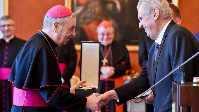 Prezident Miloš Zeman udělil 21. března 2018 v Praze Řád Tomáše Garrigua Masaryka apoštolskému nunciovi v ČR Giuseppemu Leanzovi.