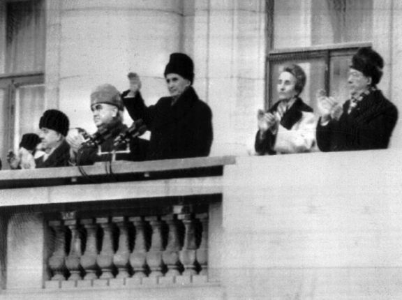 Rumunský prezident Nicolae Ceaušescu při posledním projevu ve funkci hlavy státu v Bukurešti 22. 12. 1989 (vpravo jeho žena Elena). Tři dny nato byl zastřelen.