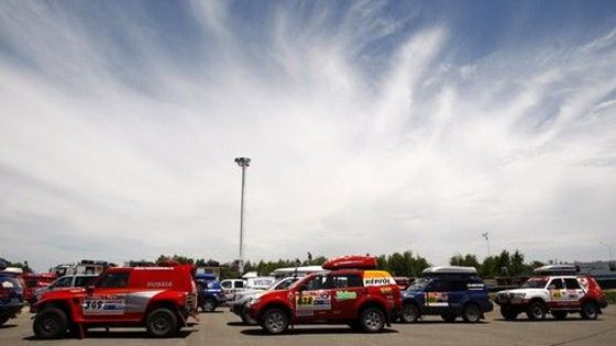 Obrazem: Dakar 2009 se blíží. Kamiony a jiné vozy vyrazily přes oceán