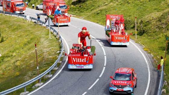 Reklamní karavana jezdí s Tour de France už od roku 1930. Vždy dvě hodiny před začátkem závodu projíždí celou etapu a baví nedočkavé fanoušky.