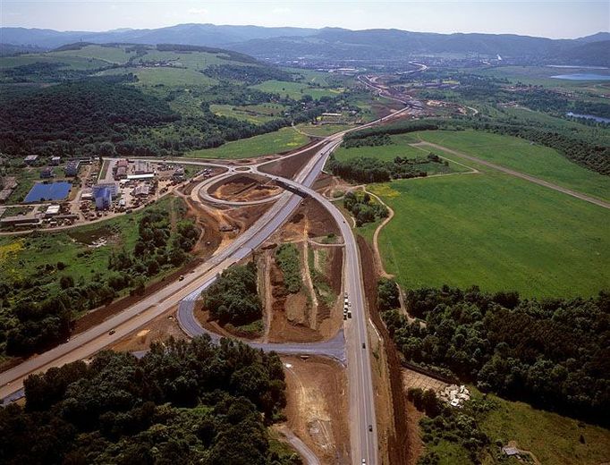 Dálnice D8 z Ústí nad Labem k německé hranici u Petrovic v délce 23,4 kilometrů se pro motoristy otevře 21. prosince.