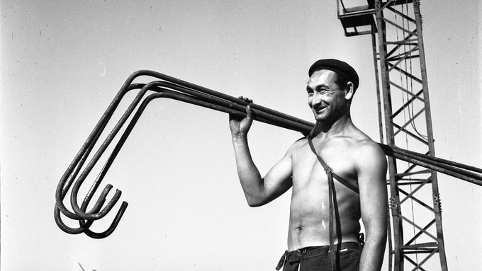 Mladý budovatel. Fotografie z poloviny 50. let 20. století.