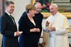 Papež ocenil Merkelovou, věnoval jí medaili za boj pro mír. Pokračujte dál, prohlásil