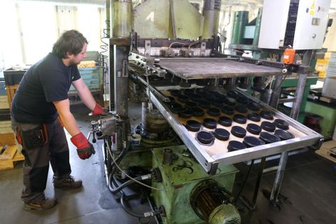 Výroba hokejových puků, Kateřinice, MS v hokeji, Gufex