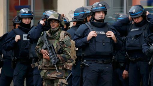 Francouzští policisté a voják v Saint-Denis.
