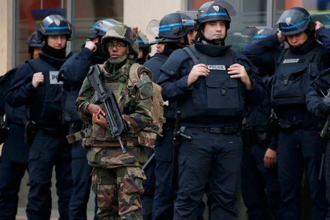 Francouzští policisté a voják v Saint-Denis.