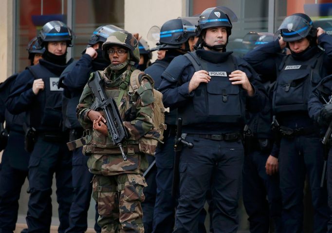 Francouzští policisté a voják v Saint-Denis.