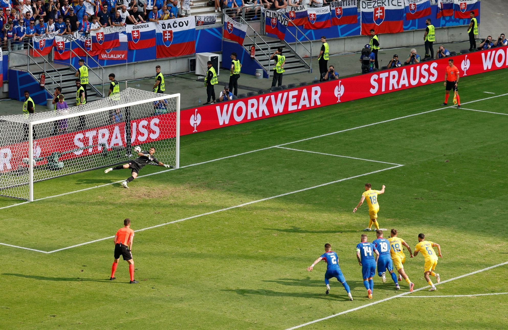 Razvan Marin dává gól z penalty v zápase Eura 2024 Rumunsko - Slovensko