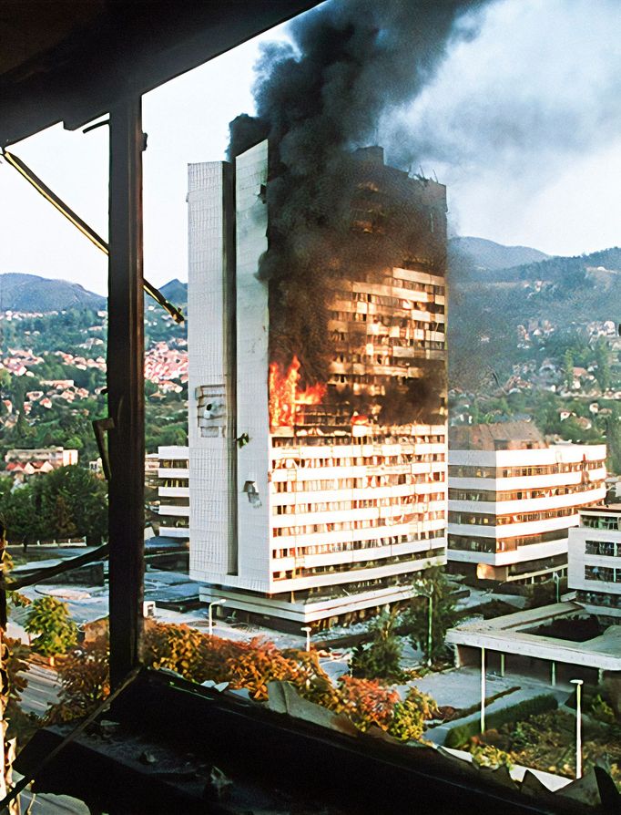 Hořící vládní budova v Sarajevu při obléhání města, snímek z roku 1992.