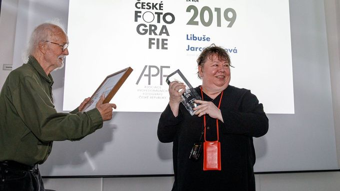 Osobností české fotografie roku 2019 se stala Libuše Jarcovjáková. Na snímku přebírá ocenění od fotografa Josefa Koudelky.