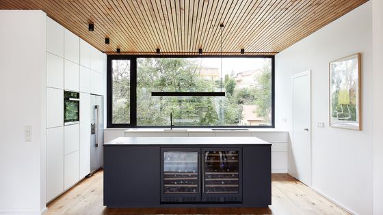 Dům v Berouně se zakousl do svahu a zbavil se sousedů i silnice