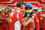 Alonsovi se rázem ztráta dvou řad na startovním roštu proměnila ve velkou výhodu vůči Vettelevi.
