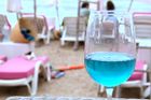 Zářivě modré víno je hitem léta. Nové Chardonnay si oblíbili hlavně Francouzi