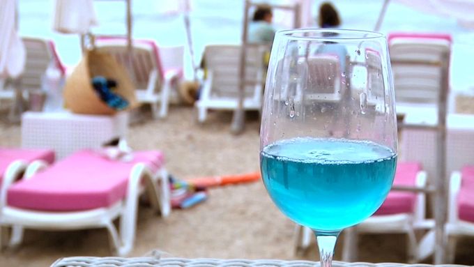 Zářivě modré víno. Španělské Chardonnay zažívá na jihu Francie velký úspěch