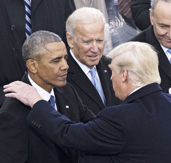 Leden 2020, inaugurace, Obama předává úřad Donaldu Trumpovi.