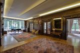 V přízemí jsou reprezentativní pokoje, které slouží k uvítání hostů. Dřevěné podlahy chrání perské koberce, stěny jsou obložené dřevem a zdobené řezbami.