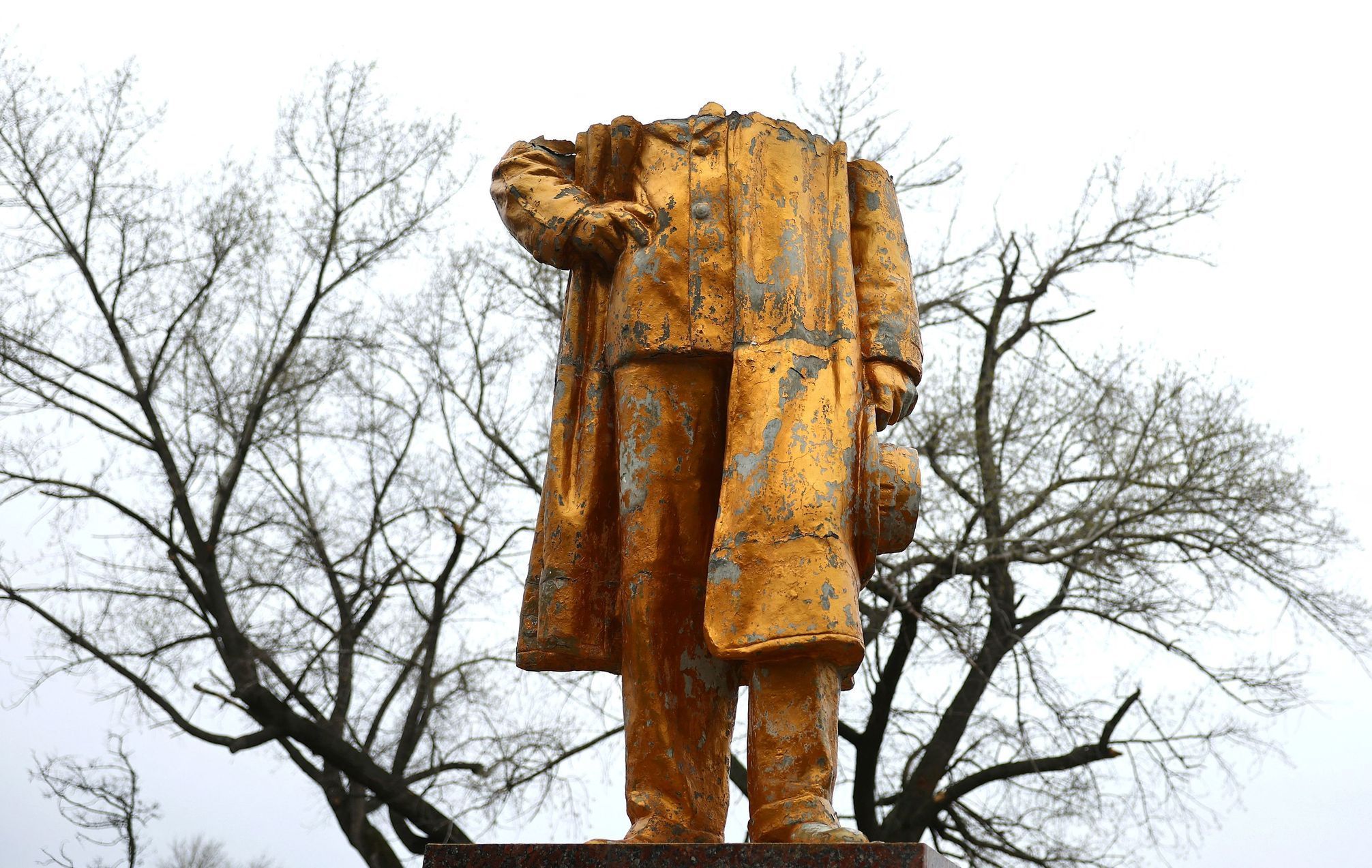 Při bombardování ukrajinského města Časiv Jar západně od Bachmutu přišla k úhoně také socha ruského spisovatele Maxima Gorkého.