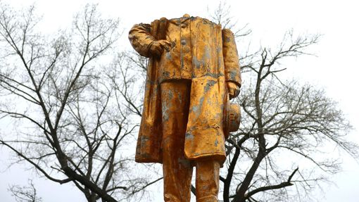 Při bombardování ukrajinského města Časiv Jar západně od Bachmutu přišla k úhoně také socha ruského spisovatele Maxima Gorkého.