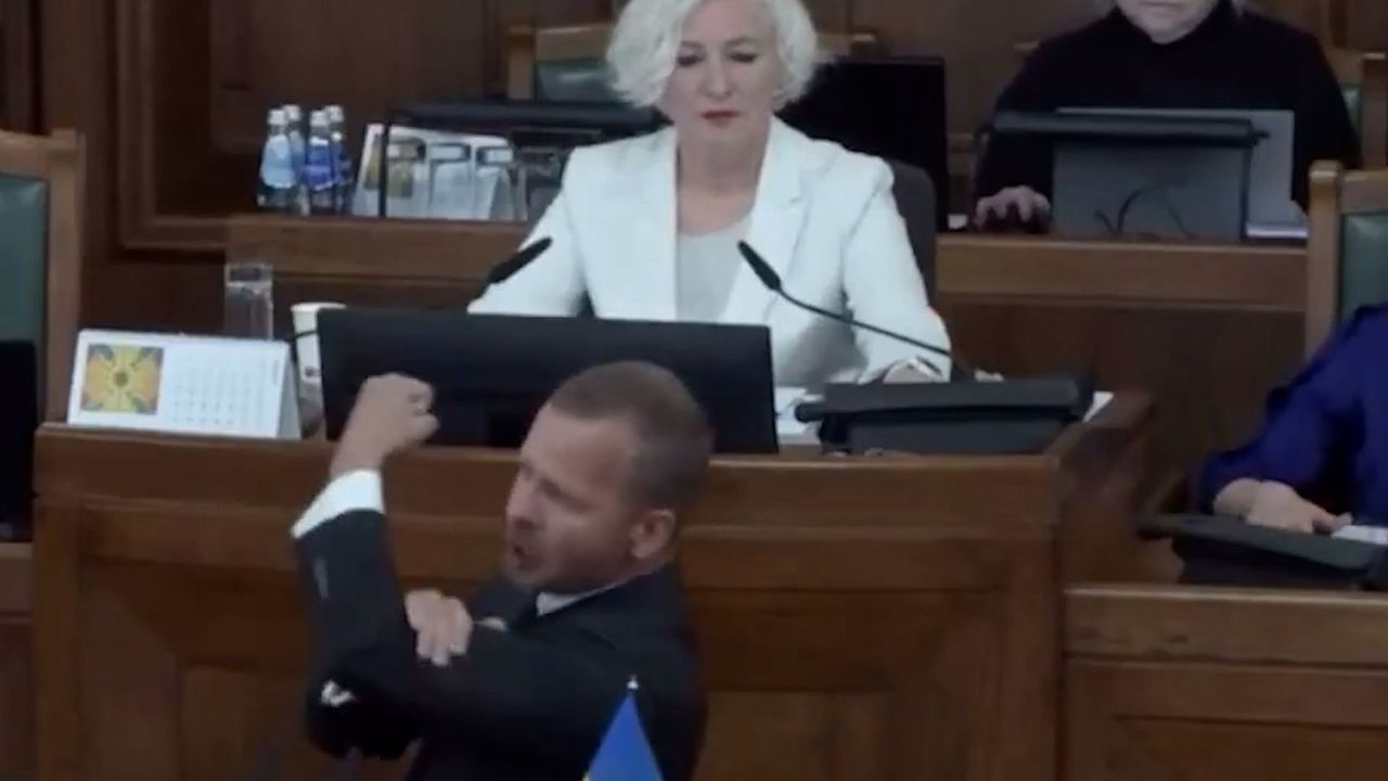 "Jste neonacisti, nás je tu víc!" křičel rusky lotyšský poslanec. Ze sálu ho vyvedli