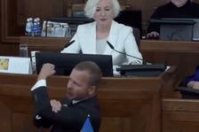 "Jste neonacisti, nás je tu víc!" křičel rusky lotyšský poslanec. Ze sálu ho vyvedli