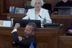 "Jste neonacisti, nás je tu víc!" křičel rusky lotyšský poslanec. Ze sálu ho vyvedli