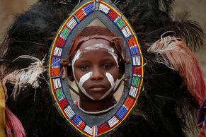 Foto: Pestrobarevné slavnosti masajů. Na tradičním rituálu se z chlapců stávají muži