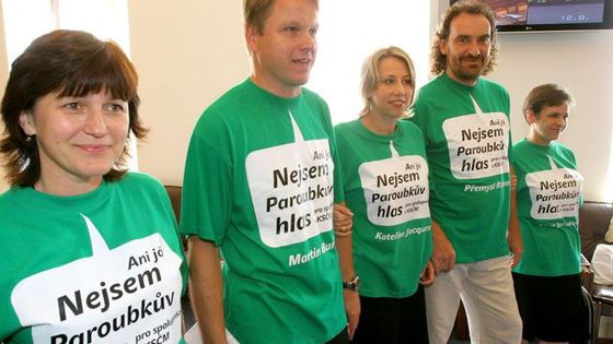 Zelení přišli v zeleném, ministři v oblecích