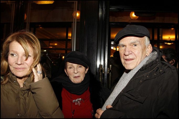 Milan Kundera a Věra Kunderová (uprostřed) v roce 2010.